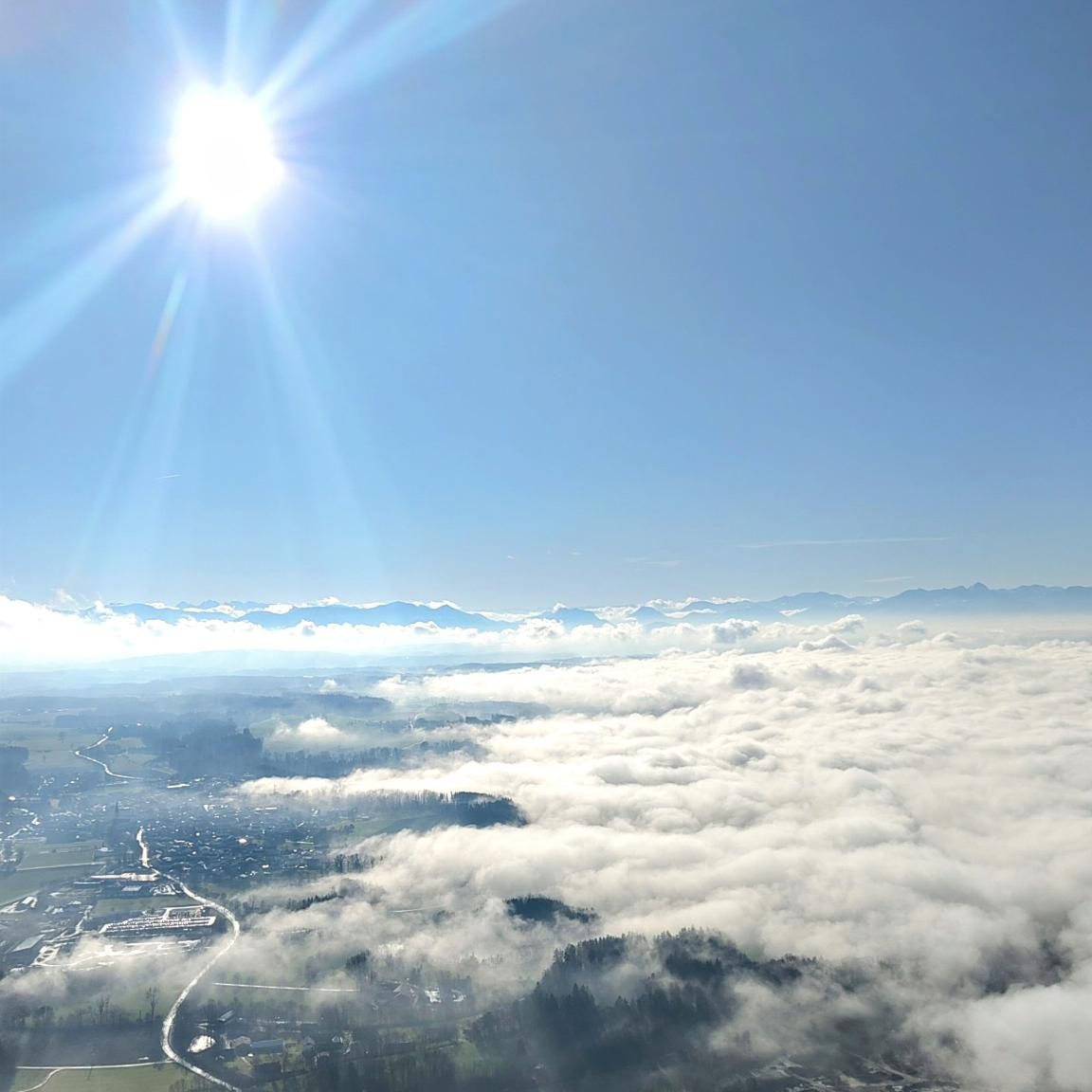 Flug über den Wolken